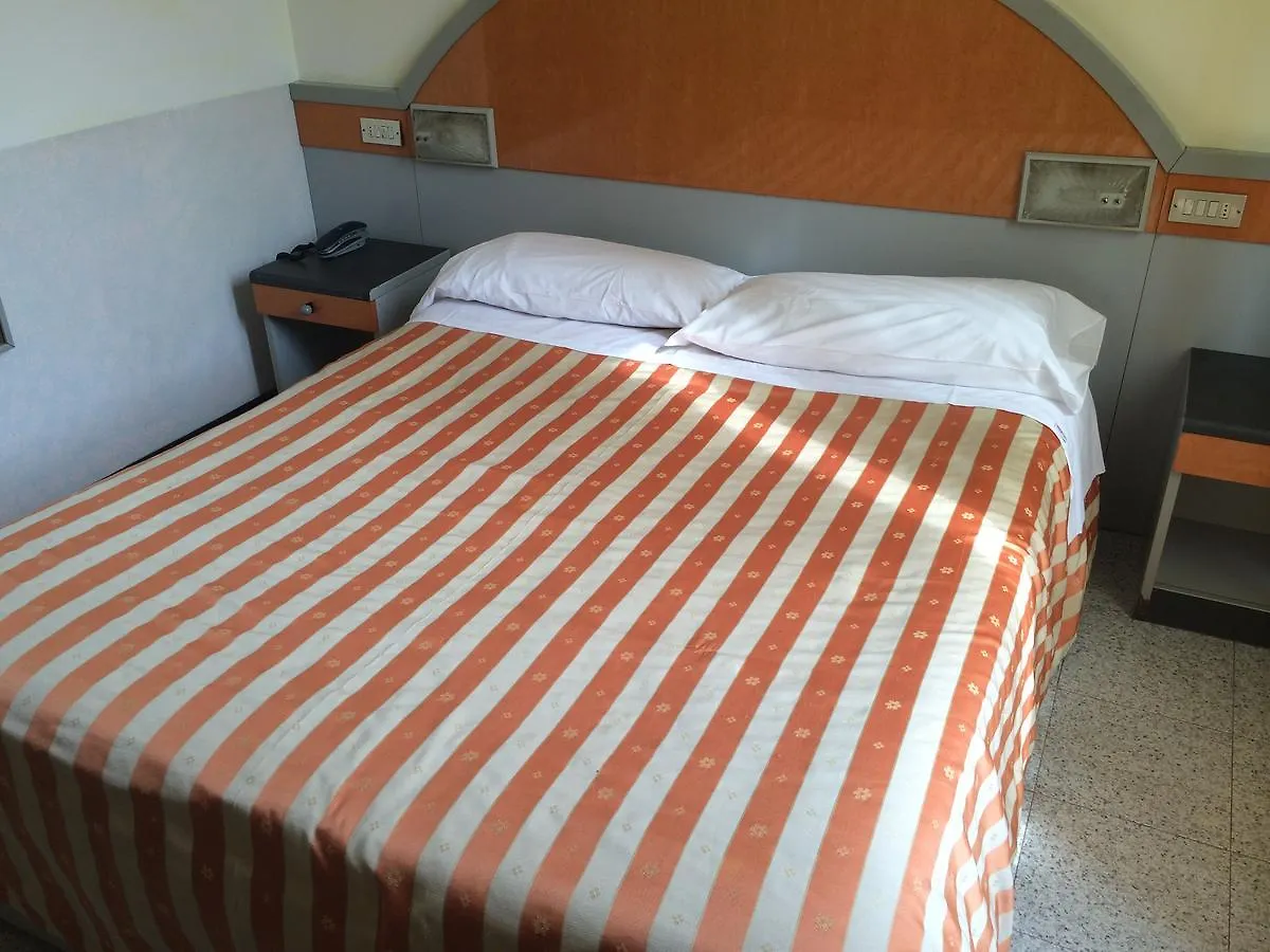 Hotel Mazzini Letoianni Itália